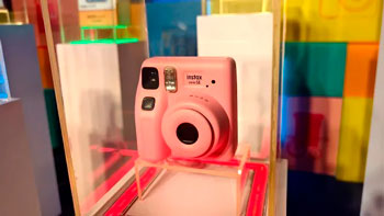 Анонсовано камеру миттєвого друку Fujifilm instax mini SE